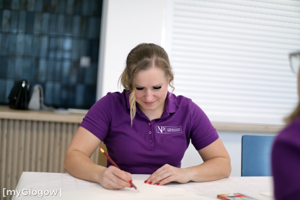 Całe rodziny malują maskotkę Neptuna