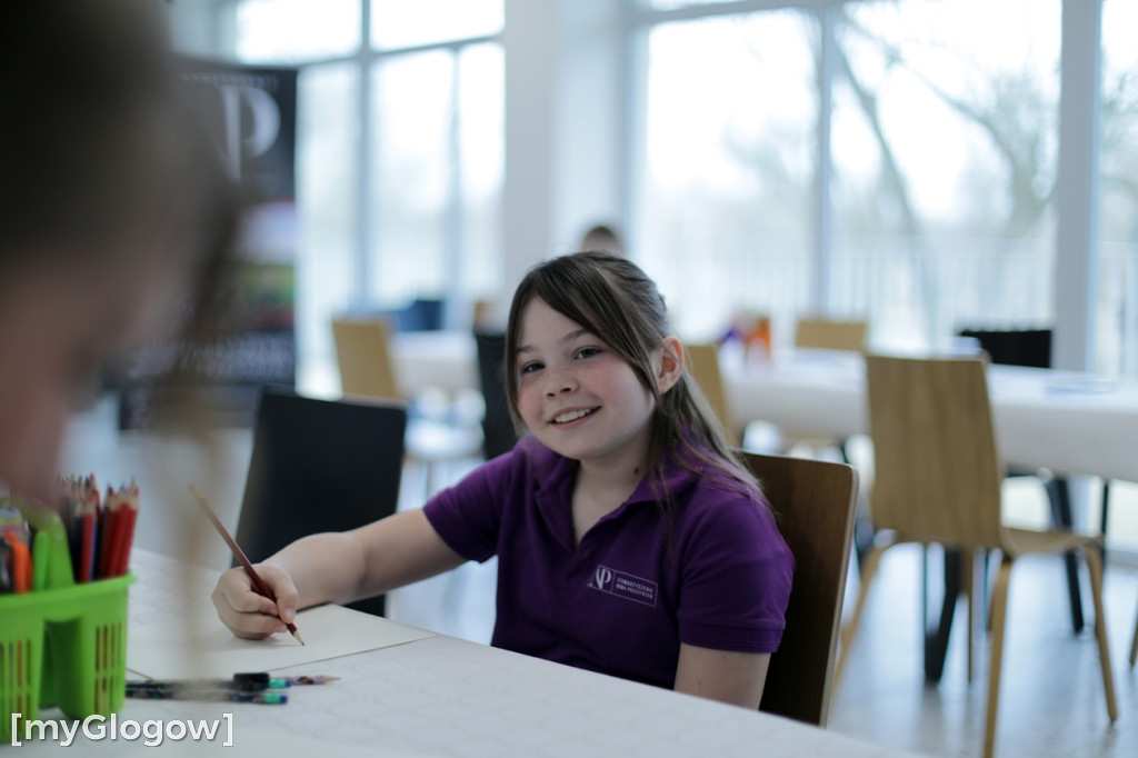 Całe rodziny malują maskotkę Neptuna