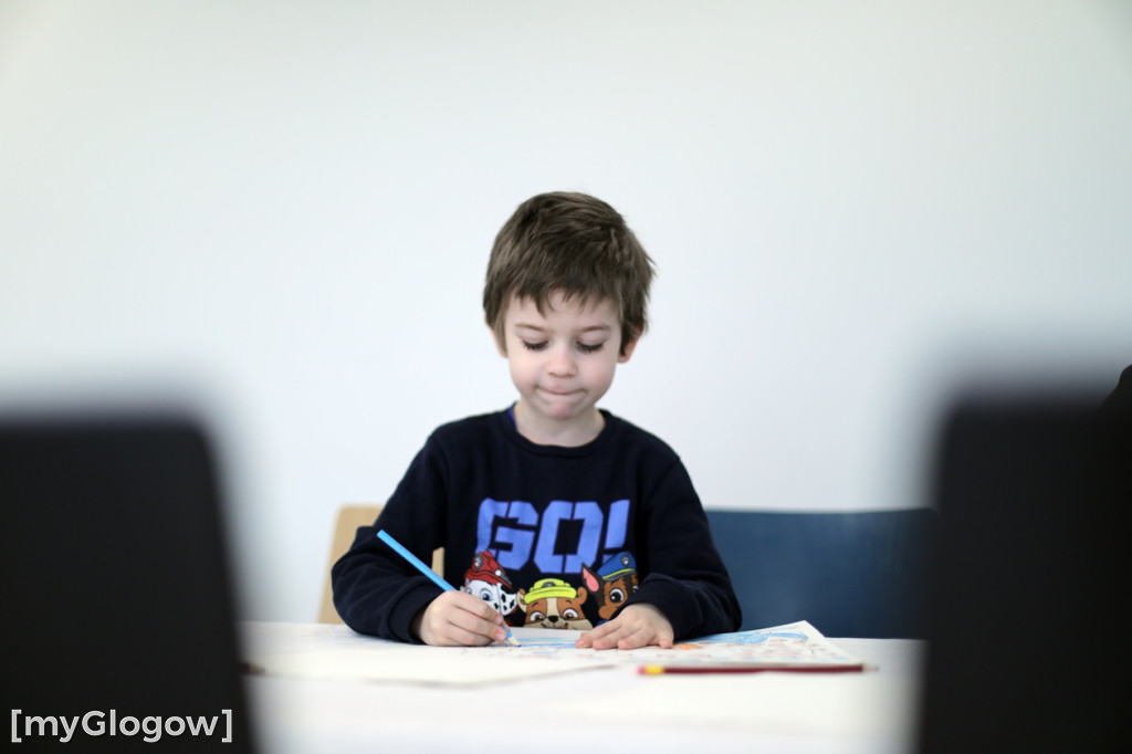 Całe rodziny malują maskotkę Neptuna