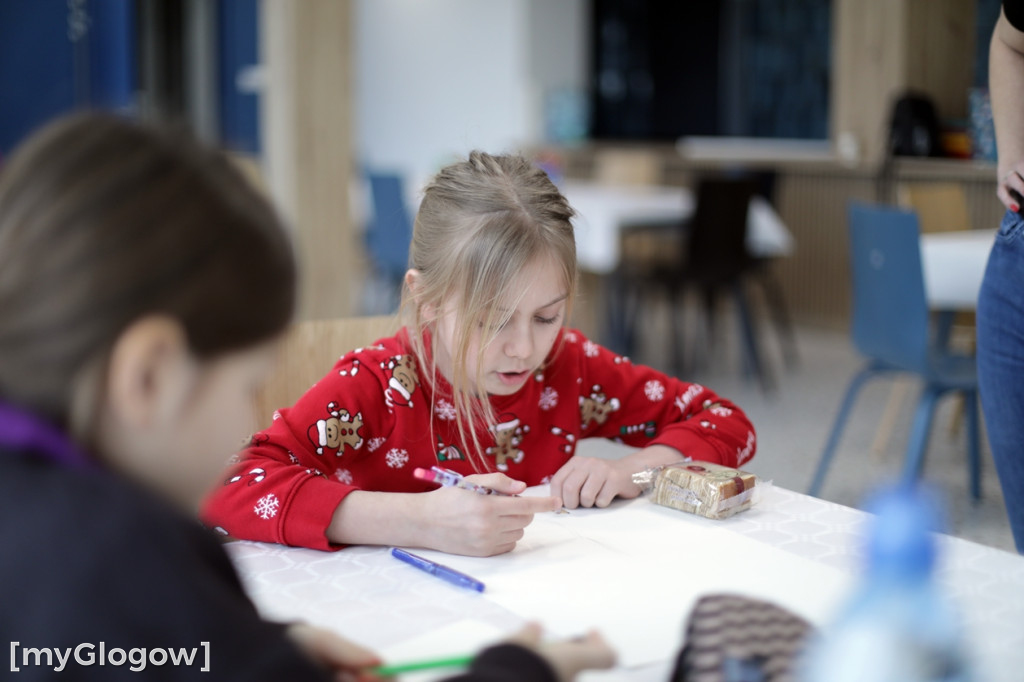 Całe rodziny malują maskotkę Neptuna