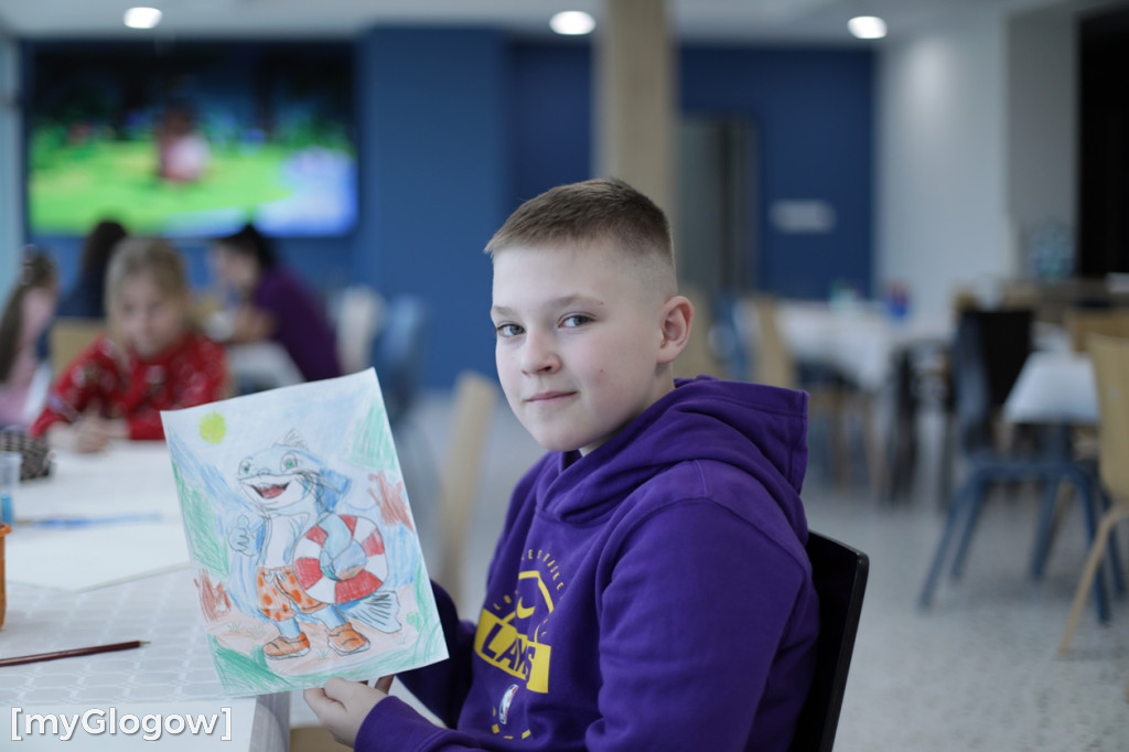 Całe rodziny malują maskotkę Neptuna