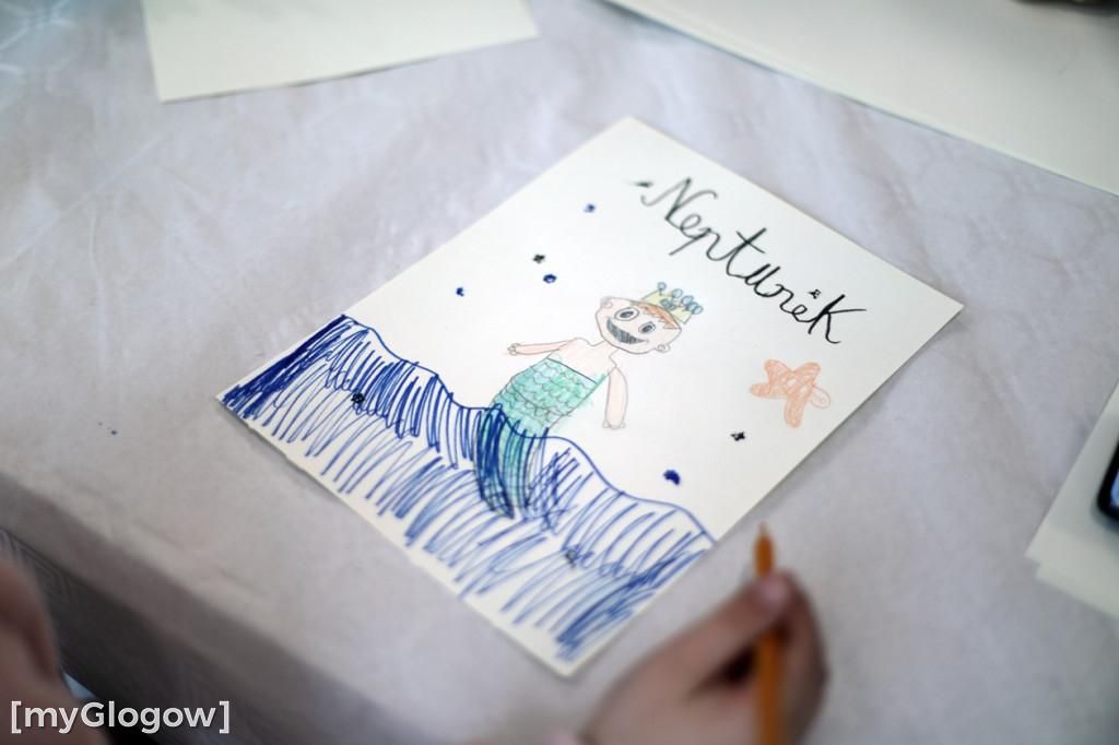 Całe rodziny malują maskotkę Neptuna