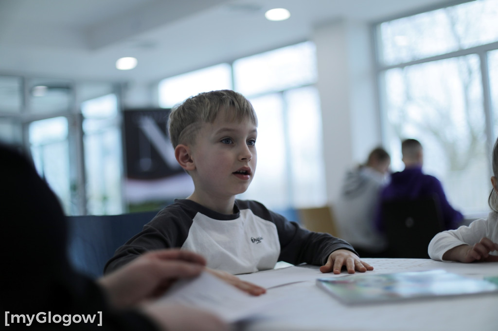 Całe rodziny malują maskotkę Neptuna