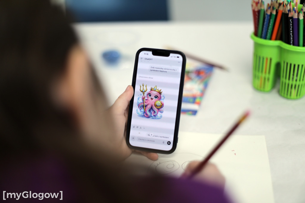 Całe rodziny malują maskotkę Neptuna