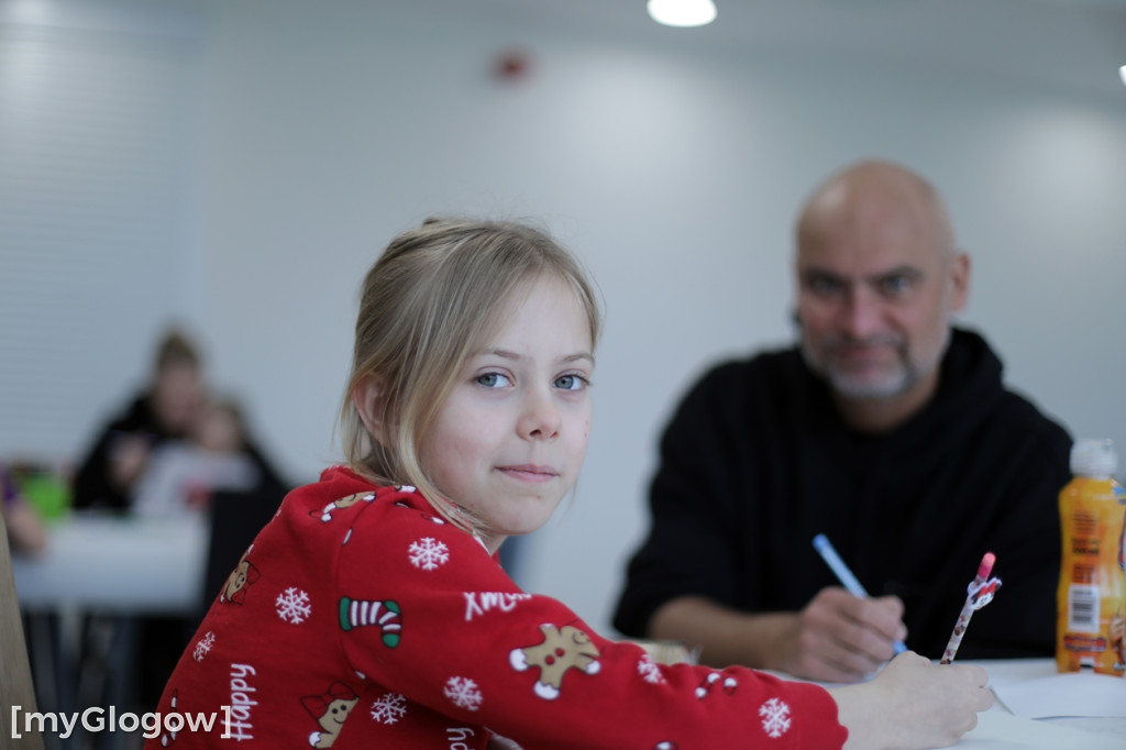 Całe rodziny malują maskotkę Neptuna