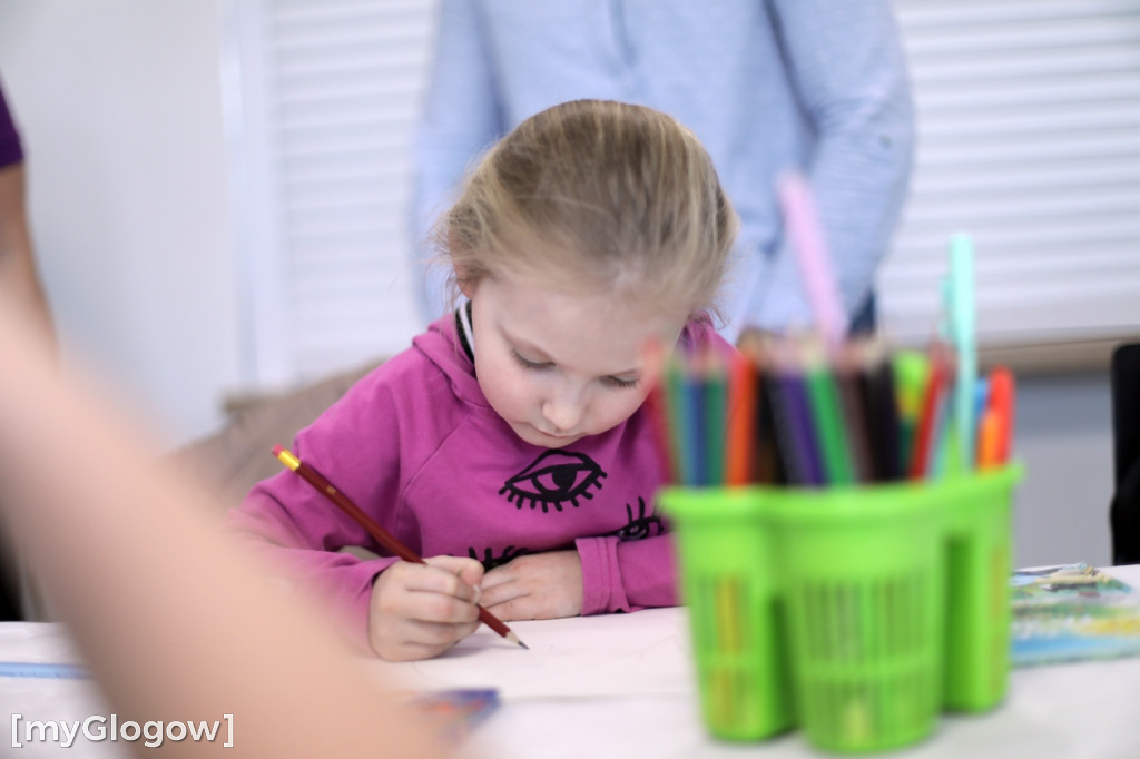Całe rodziny malują maskotkę Neptuna