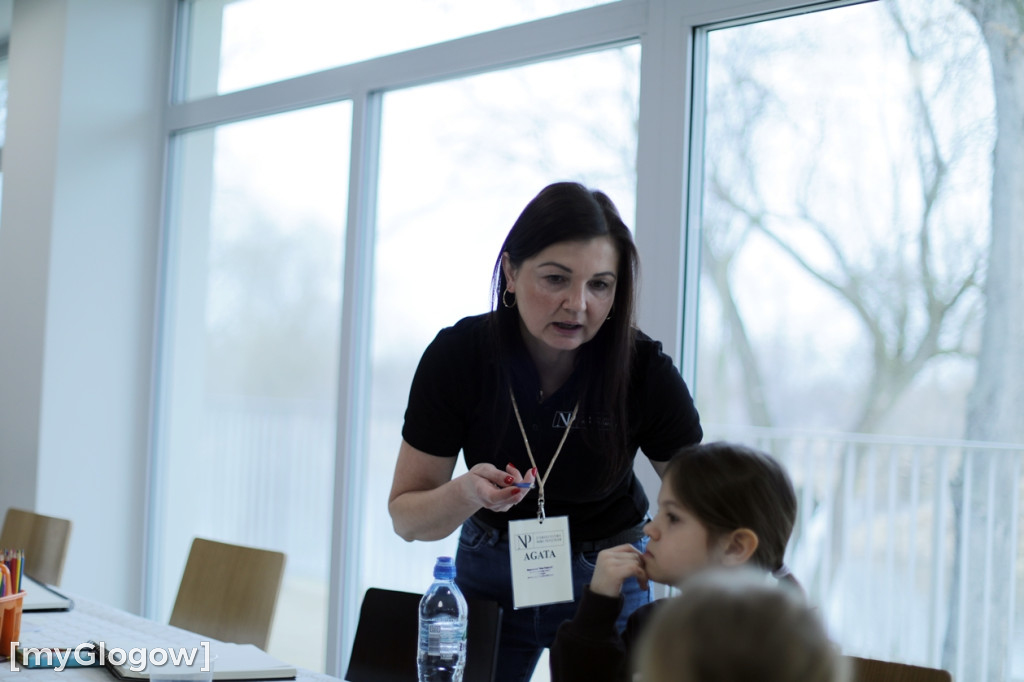 Całe rodziny malują maskotkę Neptuna