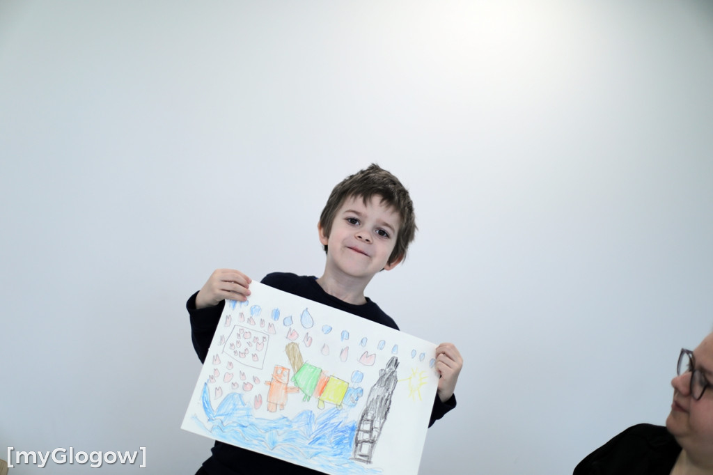 Całe rodziny malują maskotkę Neptuna