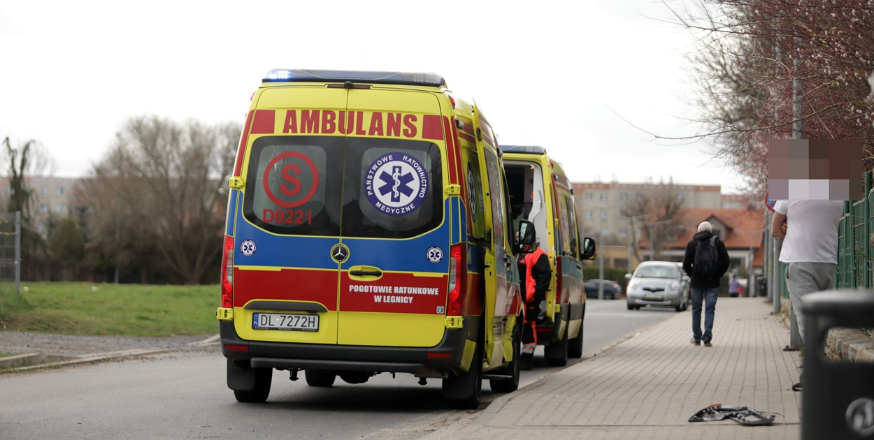 Kolizja opla z karetką pod szpitalem