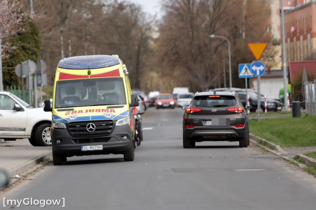 Kolizja opla z karetką pod szpitalem