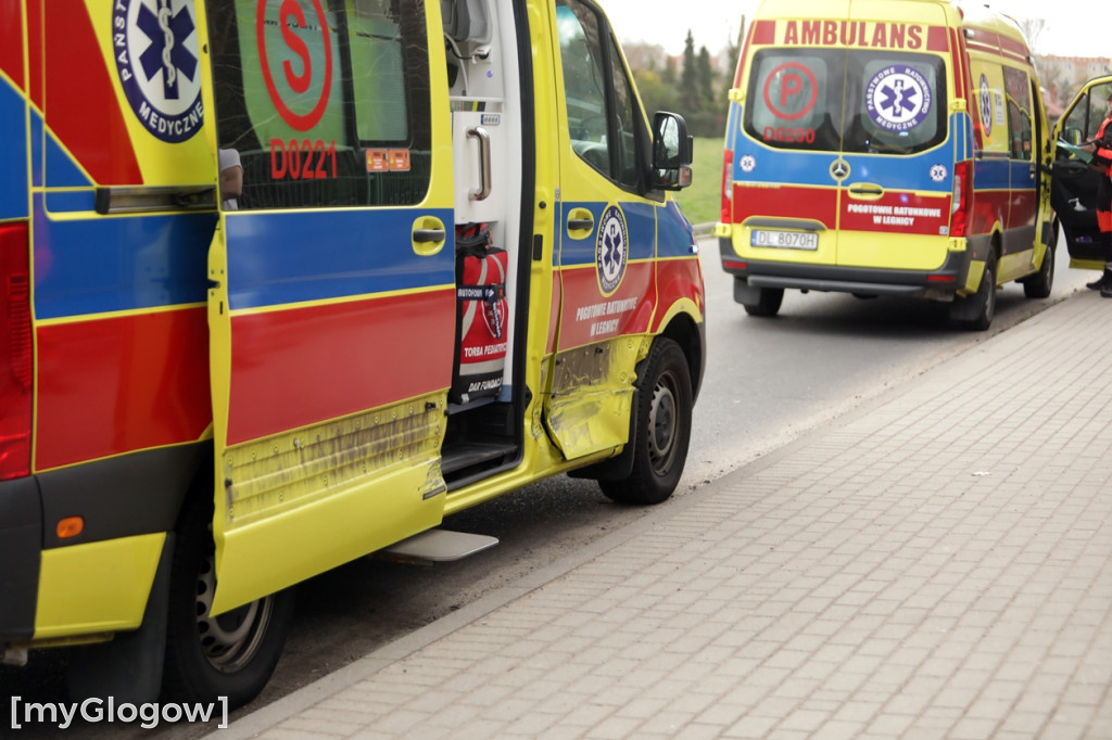 Kolizja opla z karetką pod szpitalem