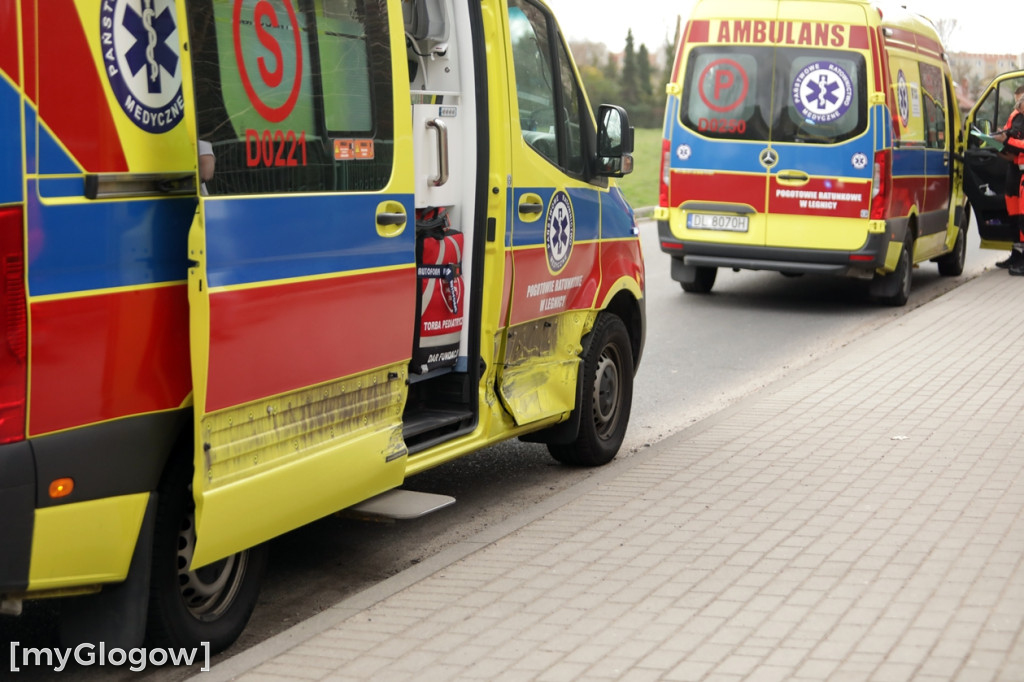 Kolizja opla z karetką pod szpitalem