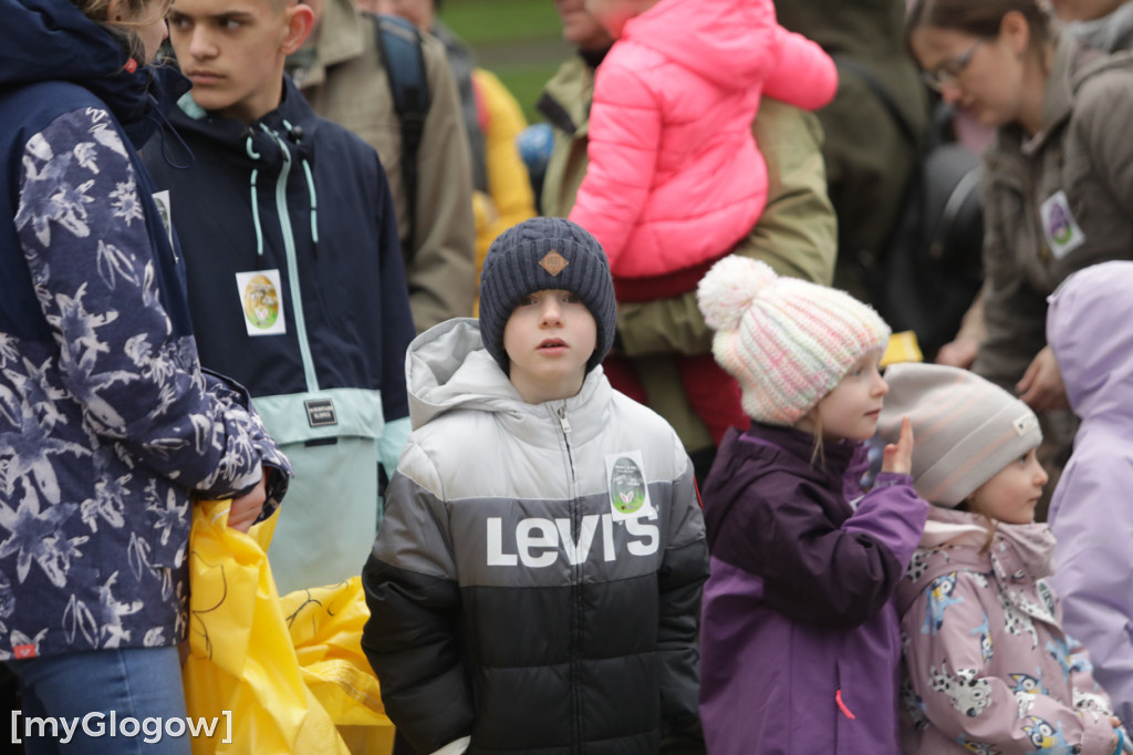 Szukali jajek po całym parku!