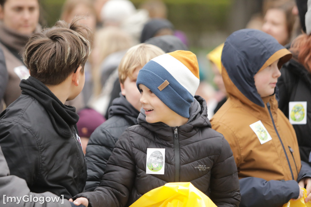 Szukali jajek po całym parku!