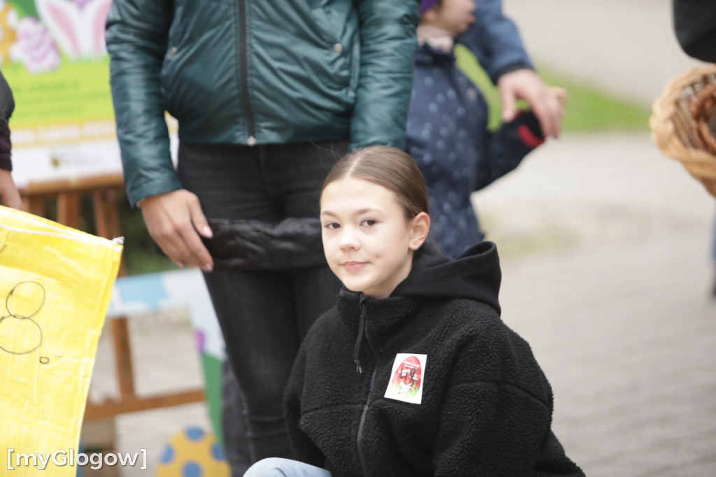 Szukali jajek po całym parku!