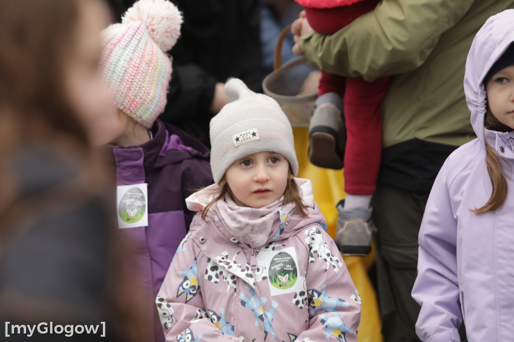 Szukali jajek po całym parku!