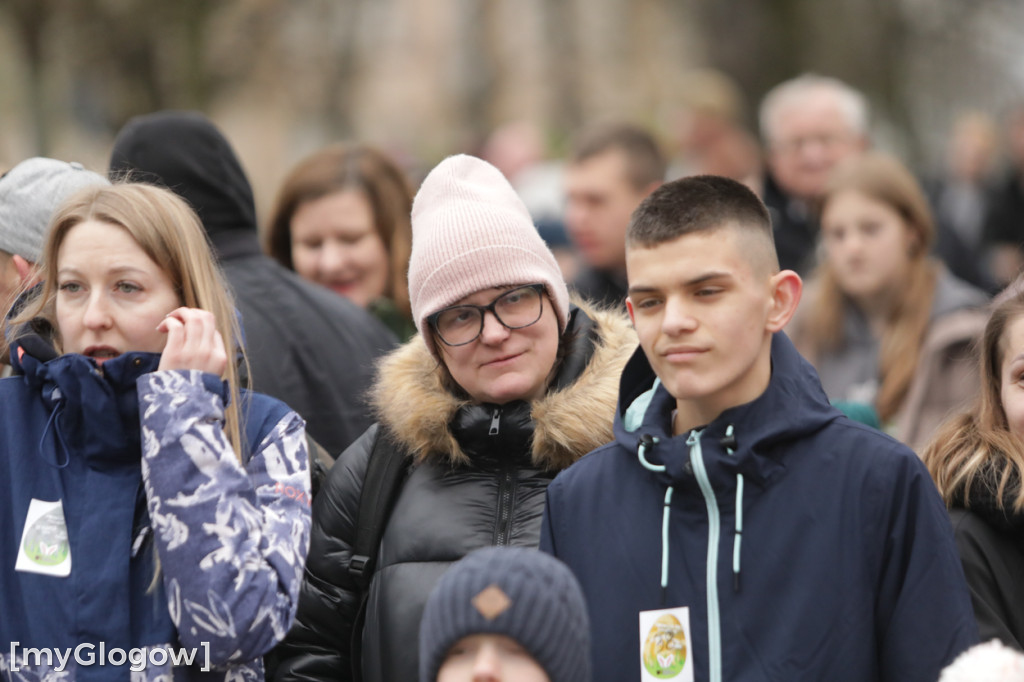 Szukali jajek po całym parku!