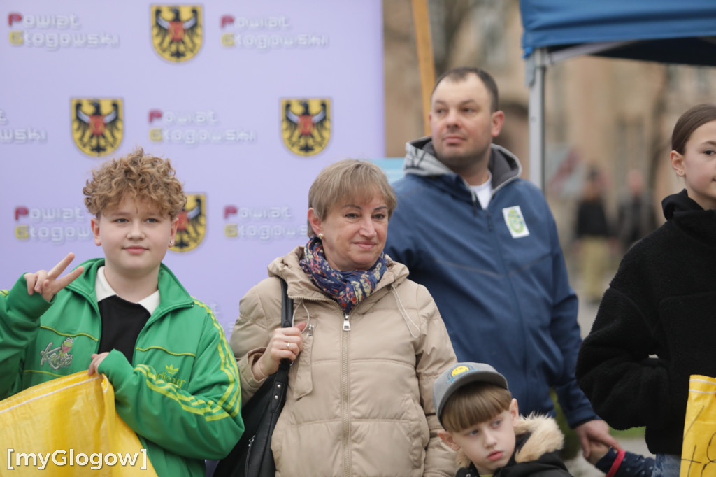 Szukali jajek po całym parku!