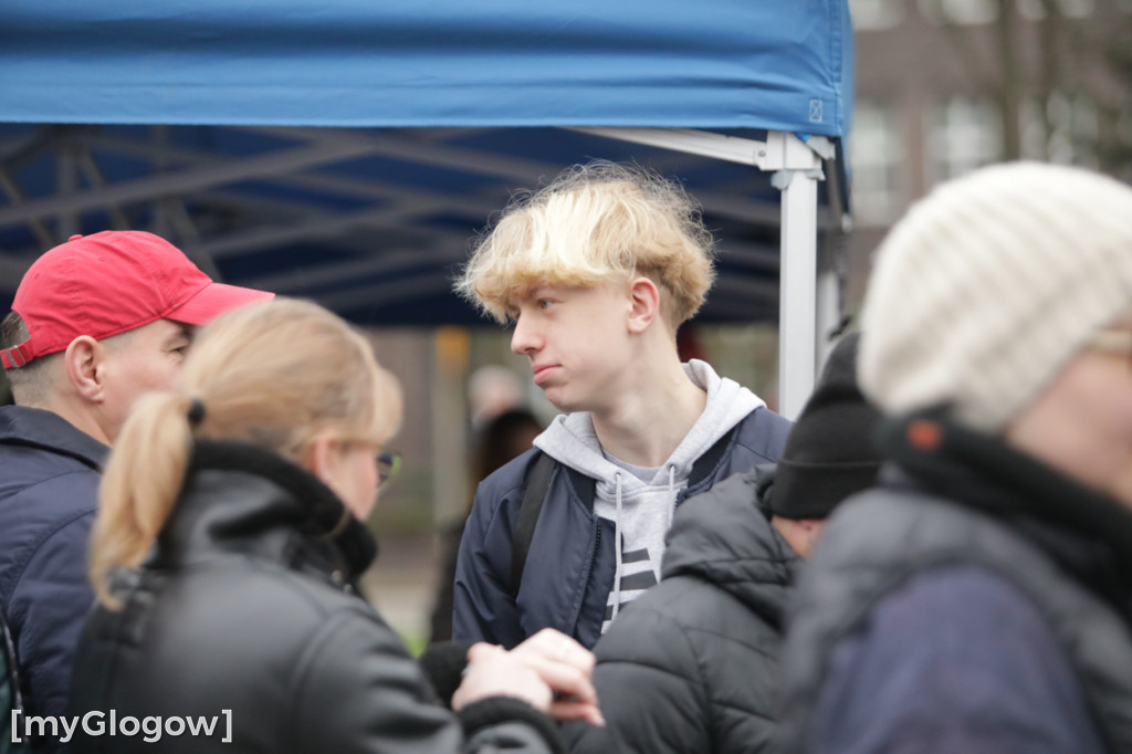 Szukali jajek po całym parku!