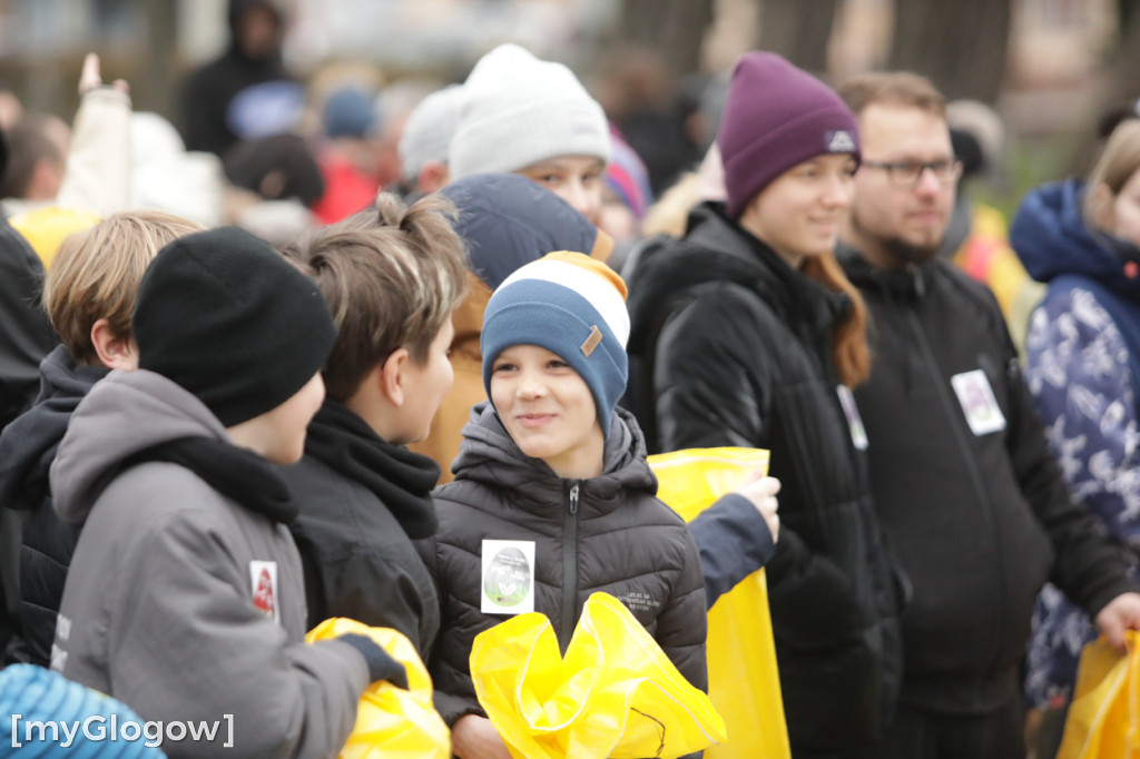 Szukali jajek po całym parku!