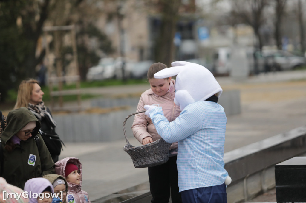 Szukali jajek po całym parku!