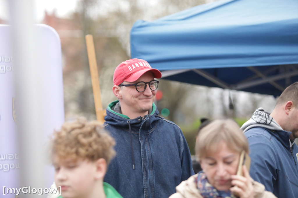 Szukali jajek po całym parku!