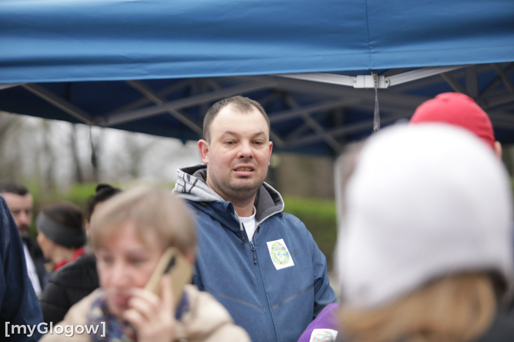 Szukali jajek po całym parku!