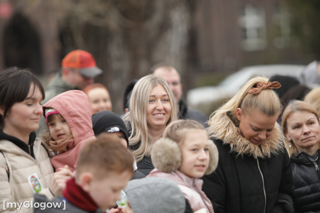 Szukali jajek po całym parku!