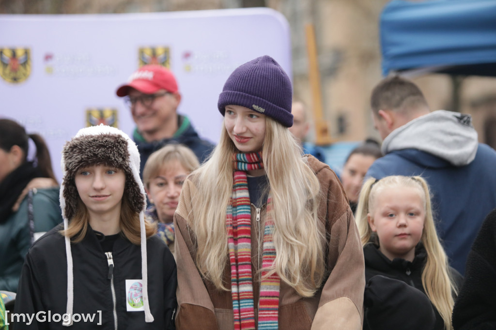 Szukali jajek po całym parku!
