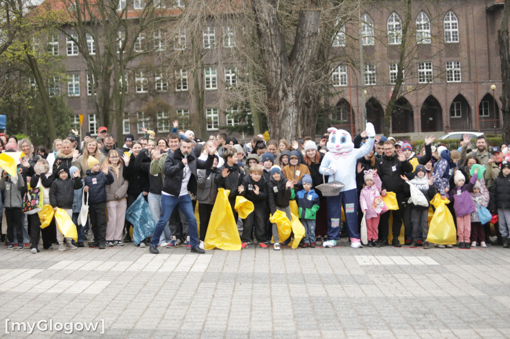 Szukali jajek po całym parku!