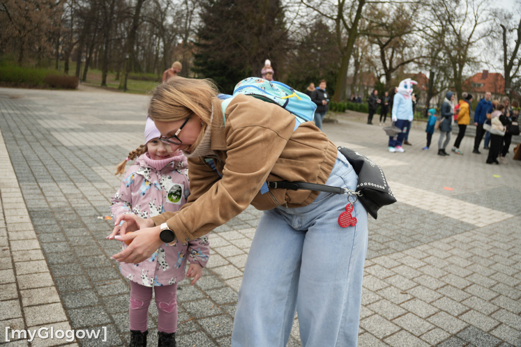 Szukali jajek po całym parku!