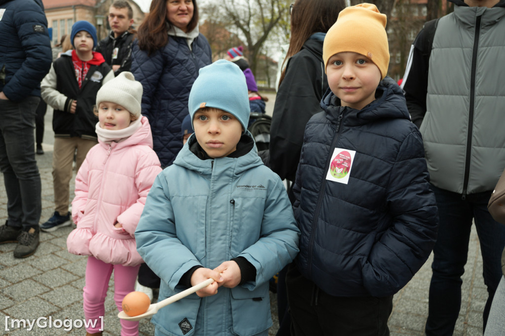 Szukali jajek po całym parku!
