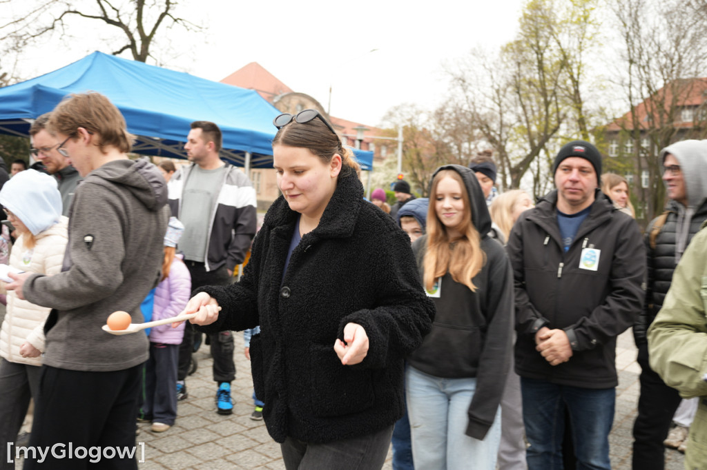 Szukali jajek po całym parku!