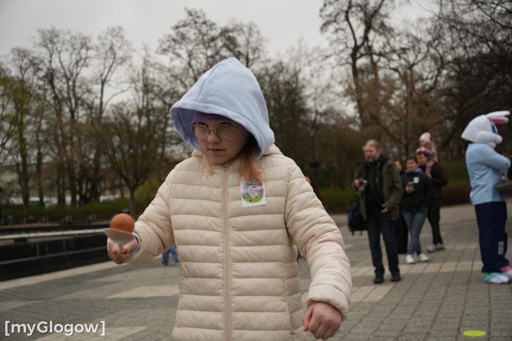 Szukali jajek po całym parku!