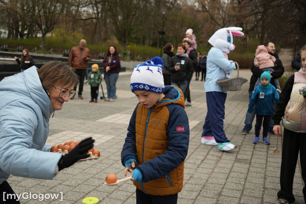 Szukali jajek po całym parku!