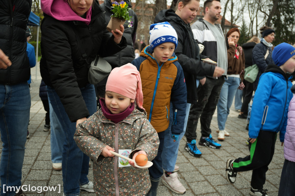 Szukali jajek po całym parku!