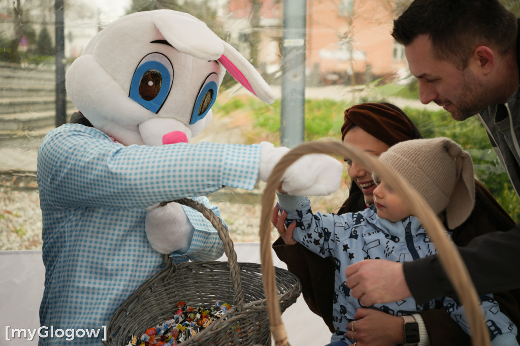 Szukali jajek po całym parku!