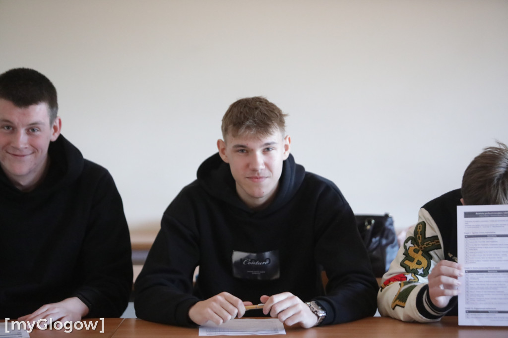 Aż 800 uczniów szturmuje uczelnię w Głogowie