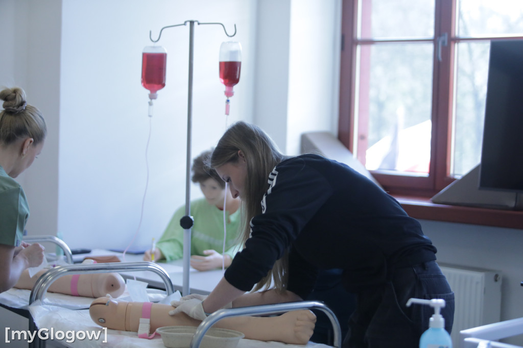 Aż 800 uczniów szturmuje uczelnię w Głogowie