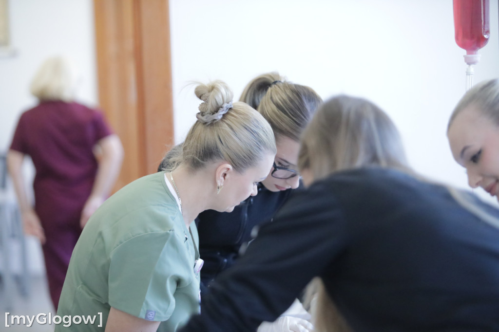 Aż 800 uczniów szturmuje uczelnię w Głogowie