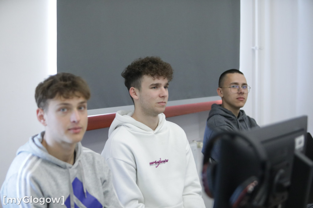 Aż 800 uczniów szturmuje uczelnię w Głogowie