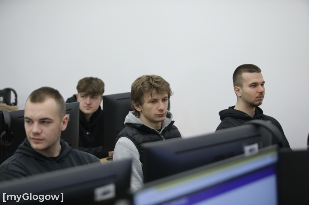 Aż 800 uczniów szturmuje uczelnię w Głogowie