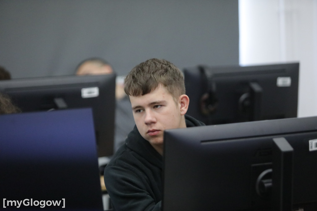 Aż 800 uczniów szturmuje uczelnię w Głogowie