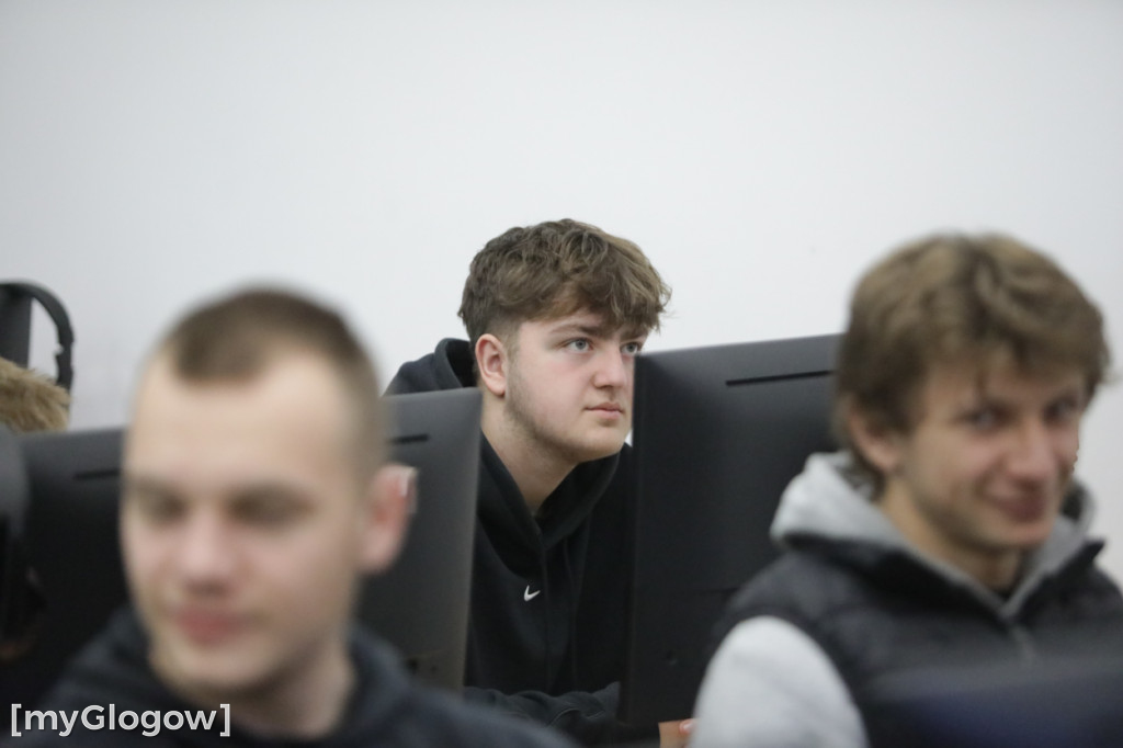 Aż 800 uczniów szturmuje uczelnię w Głogowie