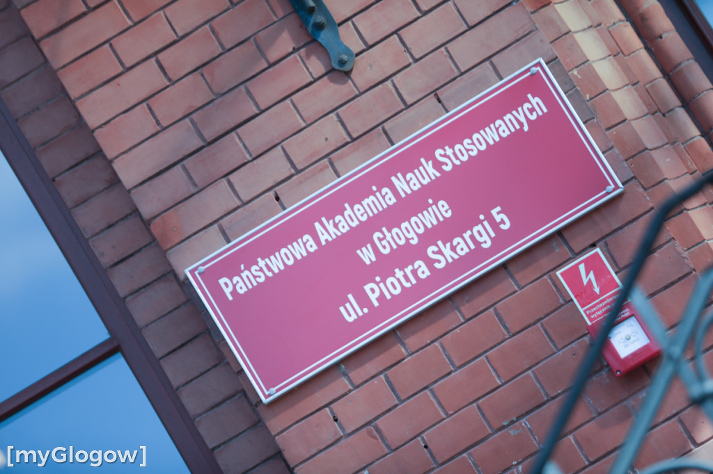 Aż 800 uczniów szturmuje uczelnię w Głogowie