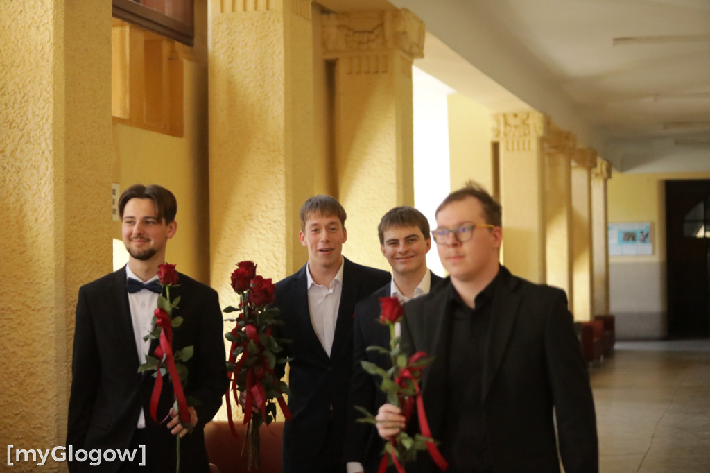 Koniec szkoły. Chłopaki też płaczą!