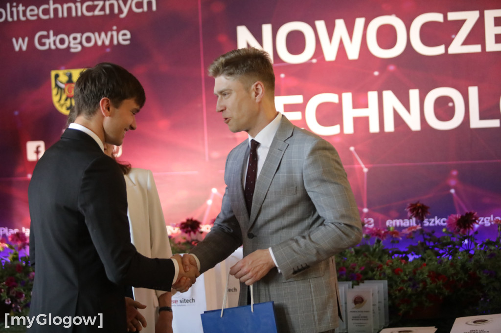 Koniec szkoły. Chłopaki też płaczą!