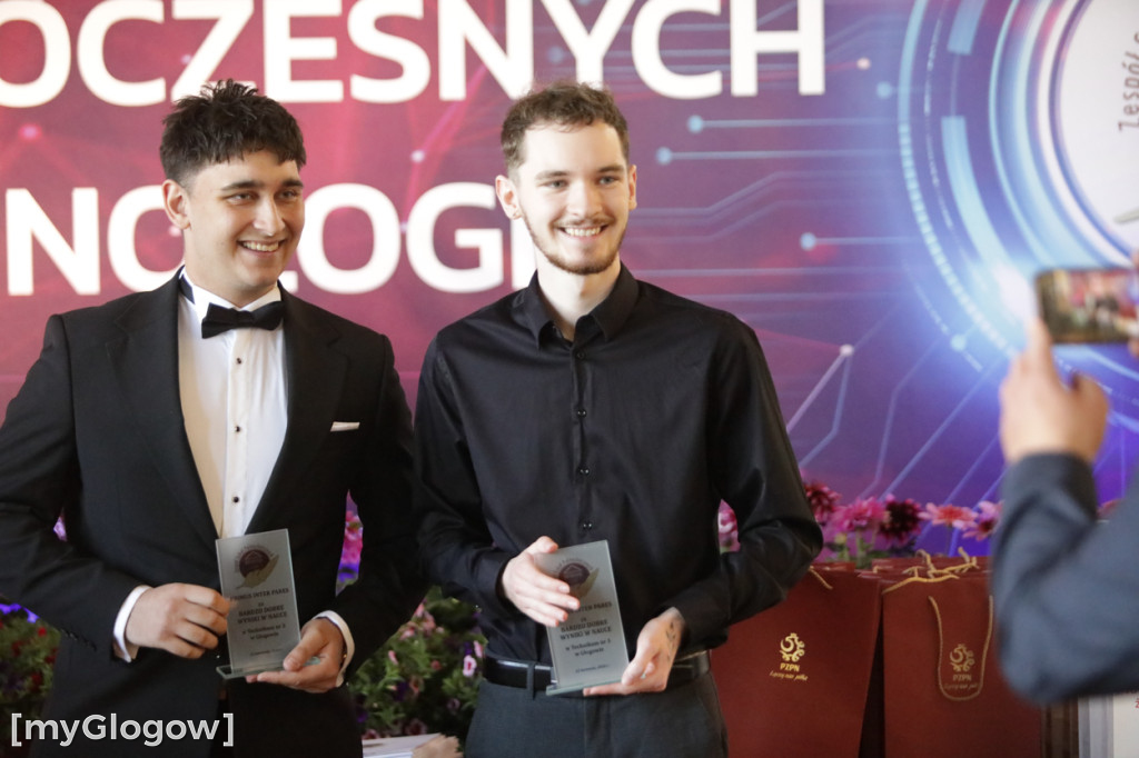 Koniec szkoły. Chłopaki też płaczą!