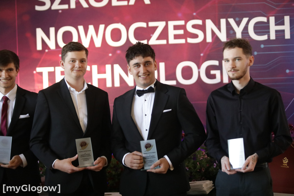 Koniec szkoły. Chłopaki też płaczą!