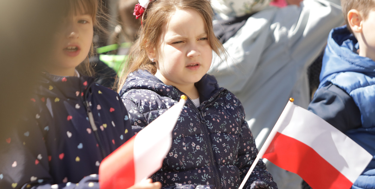 Piękny patriotyzm! Przedszkolaki z flagami